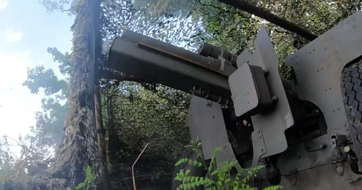 Скриншот з відео На Вовчанському напрямку артилерія бригади «Гарт» пройшлася по бліндажах противника на порталі Gromada Group