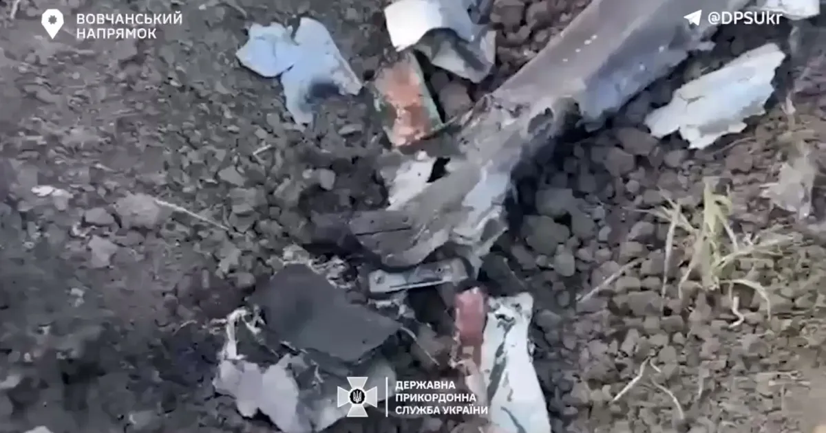 Скриншот з відео «На молекули» у соняшниках розібрали російський «Ланцет» «Гартівці» на Вовчанському напрямку на порталі Gromada Group