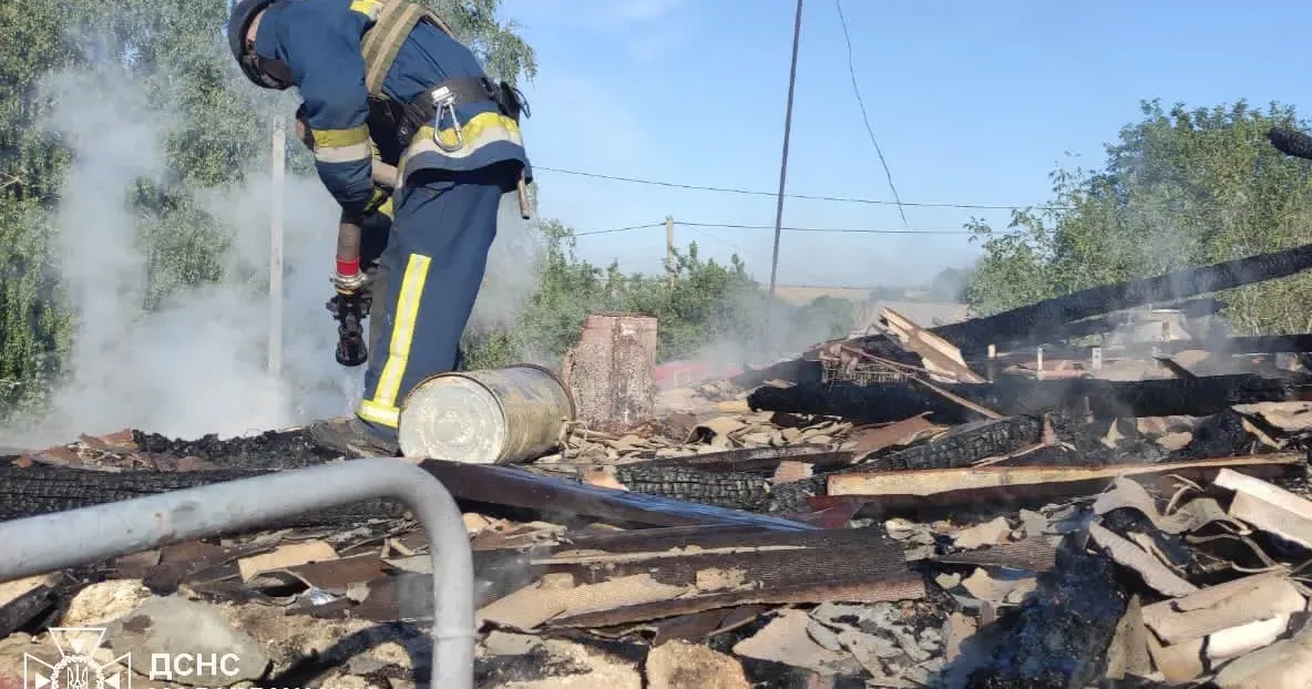 Фото: ДСНС Харківщини Вночі окупанти вдарили ракетами С-300 по Білому Колодязю — є постраждалі та руйнування на порталі Gromada Group