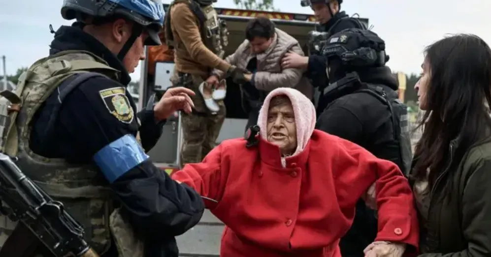 Евакуація цивільних із Вовчанська, 13 травня 2024 року / Libkos/Getty Images «А может их расстрелять?»: історії мешканців Вовчанська у репортажі BBC на порталі Gromada Group